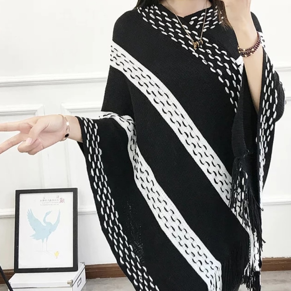 🎉SALE🎉Brand New Black/White Women’s Poncho - Picture 1 of 2